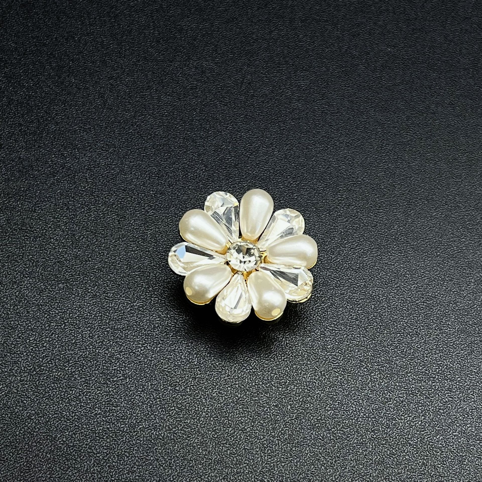 All-eco-friendly cufflinks, butterfly buttons, shirt button decorations, exquisite and versatile butterfly cufflinks, flower cufflinks Application Scenario