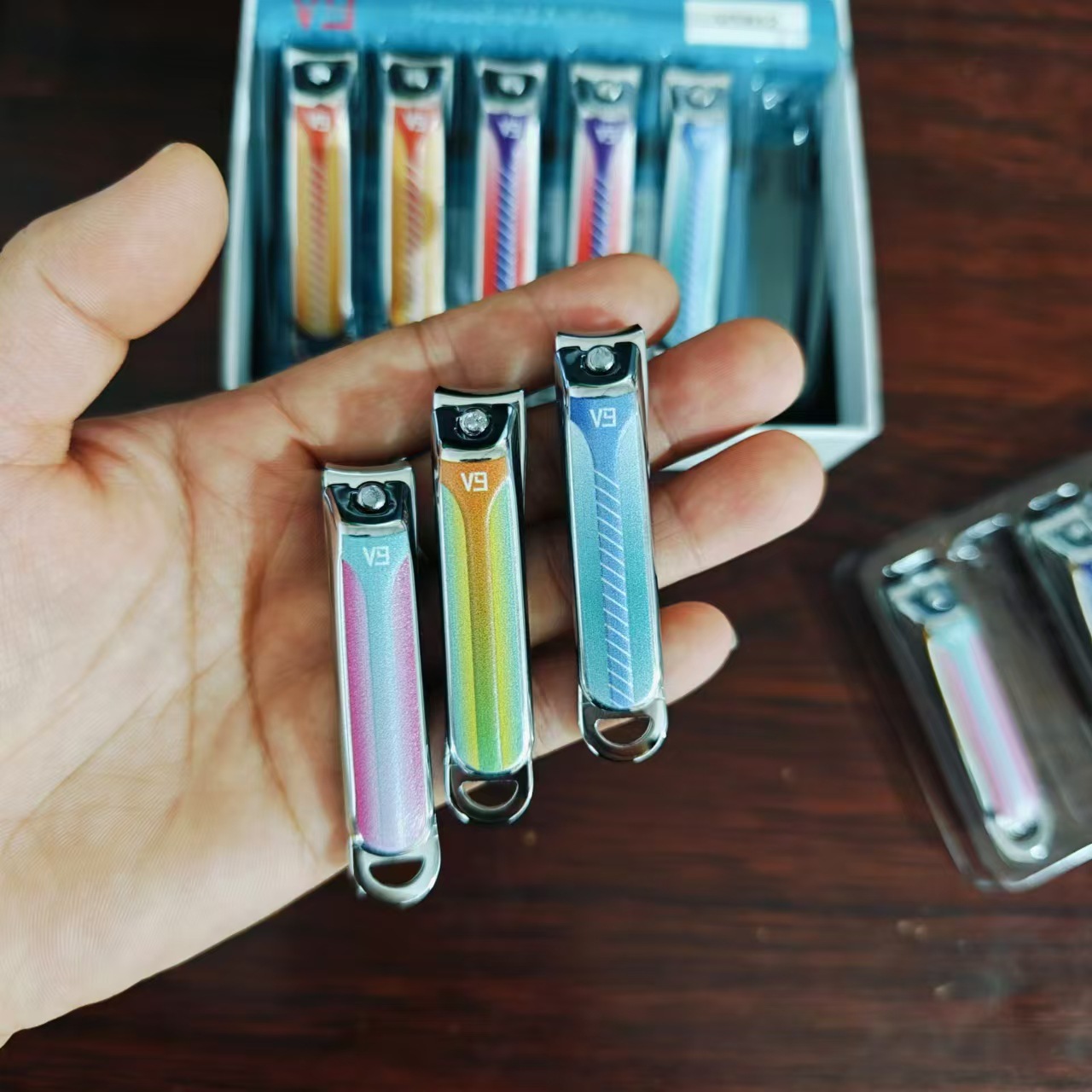 【 Office 】VT812 12/ box 900/ case VT812 Nail clippers for daily use V9 New Color nail clippers 2 yuan store wholesale supply Specification image