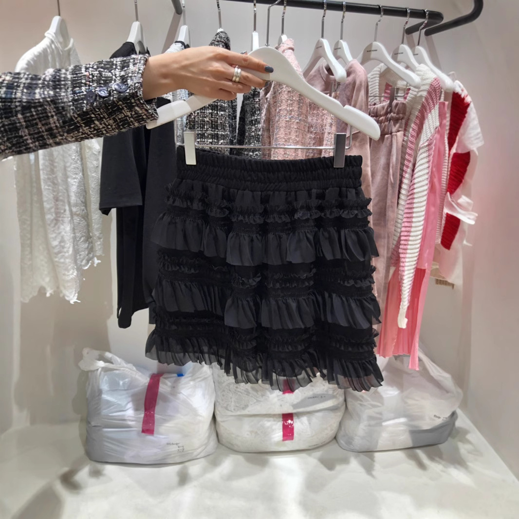 In 2025, Dongdaemun, South Korea, presents a new spring/summer collection of fashionable and versatile styles. The elastic and tight waist-trimmed cake is layered and pieced together, featuring a short skirt for women details Picture