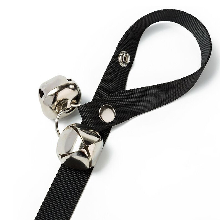 Wholesale dog outdoor alarm bells, lanyards, Amazon pet doorbell lanyards, training pet outdoor lanyards Application Scenario