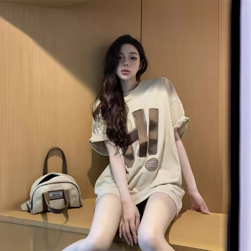 A mid-length short-sleeved T-shirt with a retro Hong Kong lettering style for spring, featuring a unique and loose design details Picture