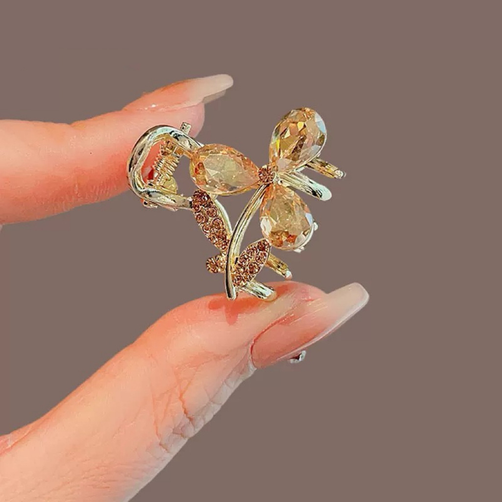 A variety of small, exquisite and elegant hair grips with crystal imitation and bangs from Japan and South Korea. These are practical daily hair accessories Specification image