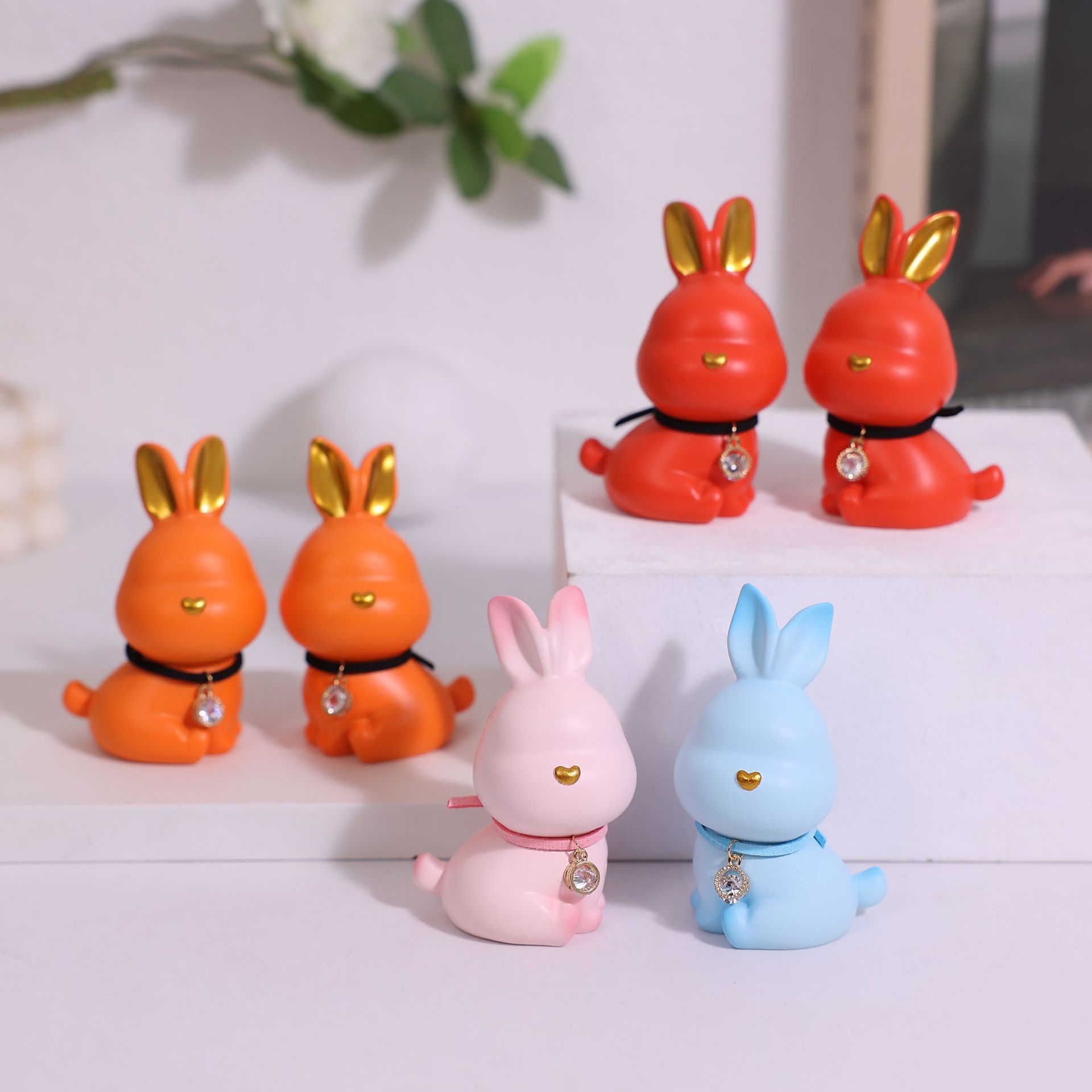 Creative cartoon abstract rabbit car ornaments, cute couple resin table decoration decorations, as gifts for best friends and best friends