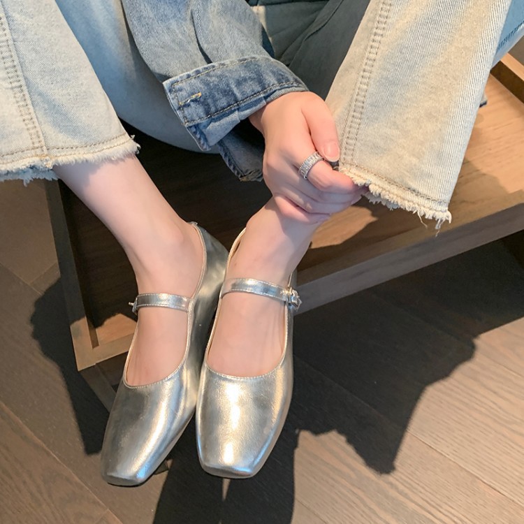 The 2023 Spring collection of Mary Jane women's small leather shoes features a fashionable chanel-style silver single shoe with a shallow opening and a one-strap design