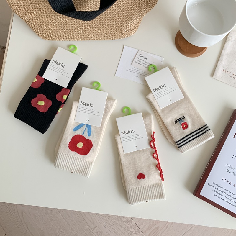One-piece consignment of Korean-style two-bar embroidered small flower mid-calf cotton socks - red flower ins trendy and cute Hyuna style versatile street student socks
