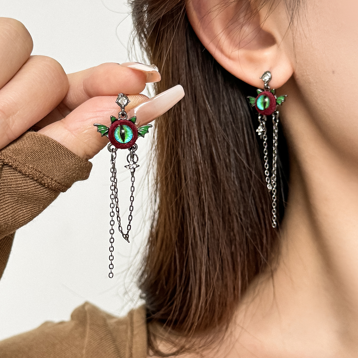 多巴胺彩色大眼恶魔流苏耳环女新款小众设计简约百搭高级耳坠耳饰