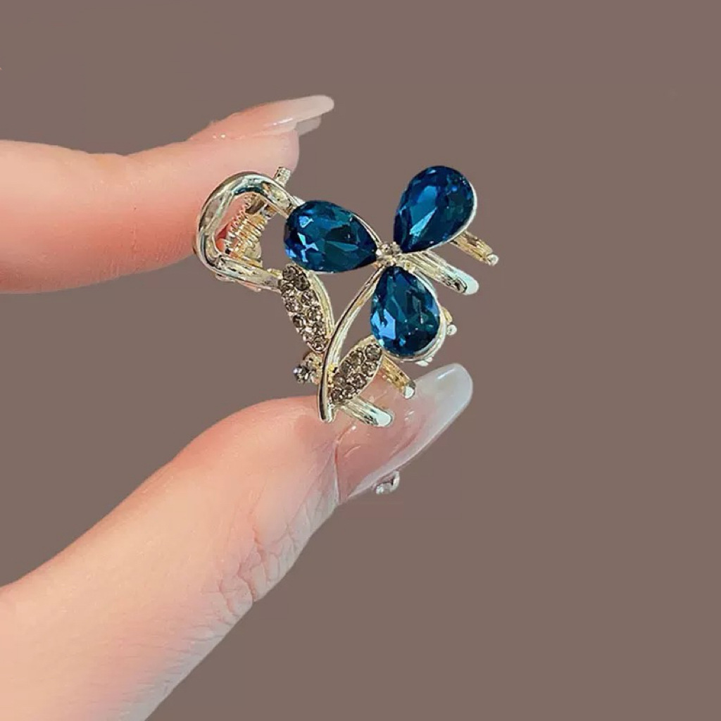 A variety of small, exquisite and elegant hair grips with crystal imitation and bangs from Japan and South Korea. These are practical daily hair accessories details Picture