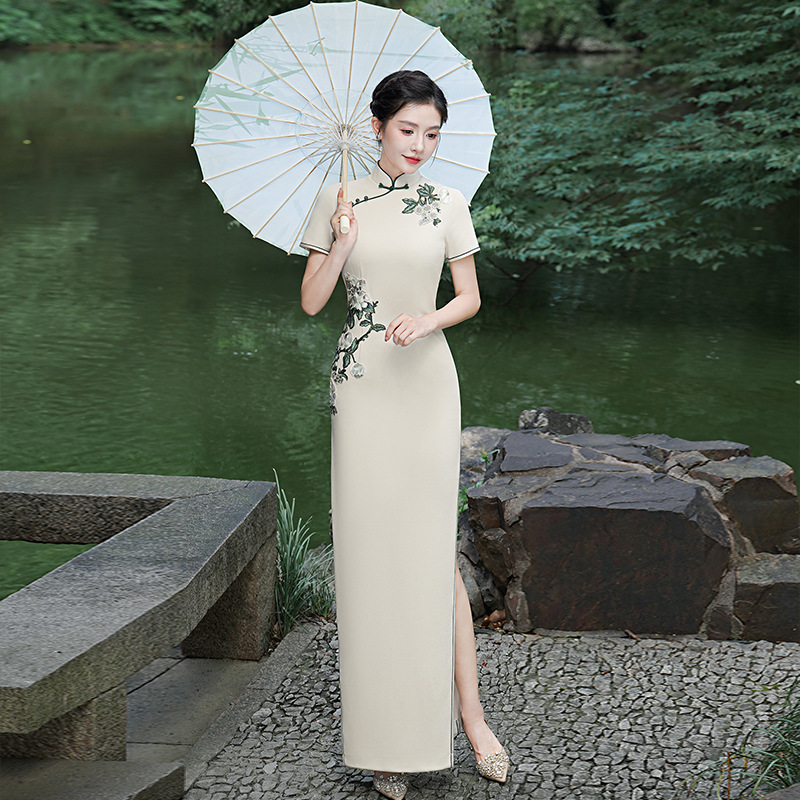 The new national trend cheongsam fashion show performance dress, short-sleeved slimming etiquette figure performance dress, is full of greenery details Picture