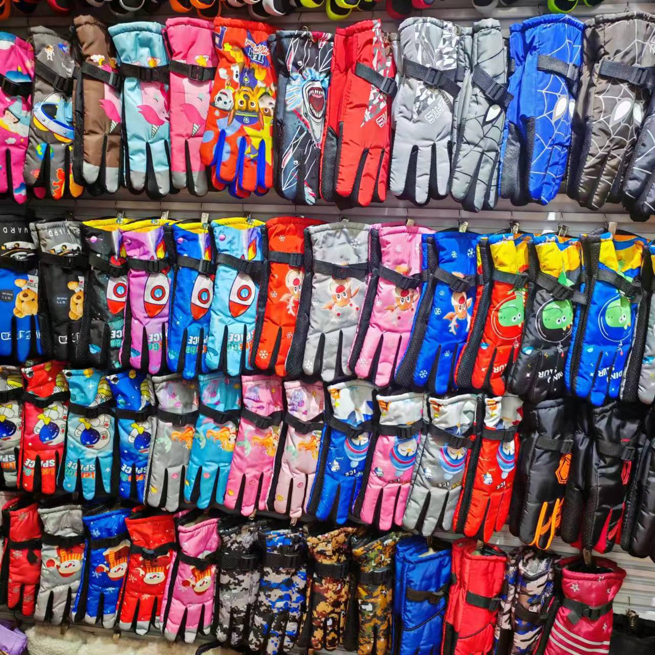 Cross-border adult gloves, thickened and fleece warm gloves, windproof and rainproof cycling gloves, accessories, wholesale from street stalls Application Scenario