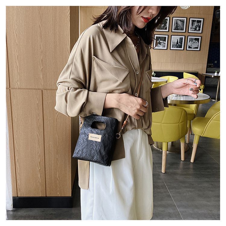 男士斜挎包实物图