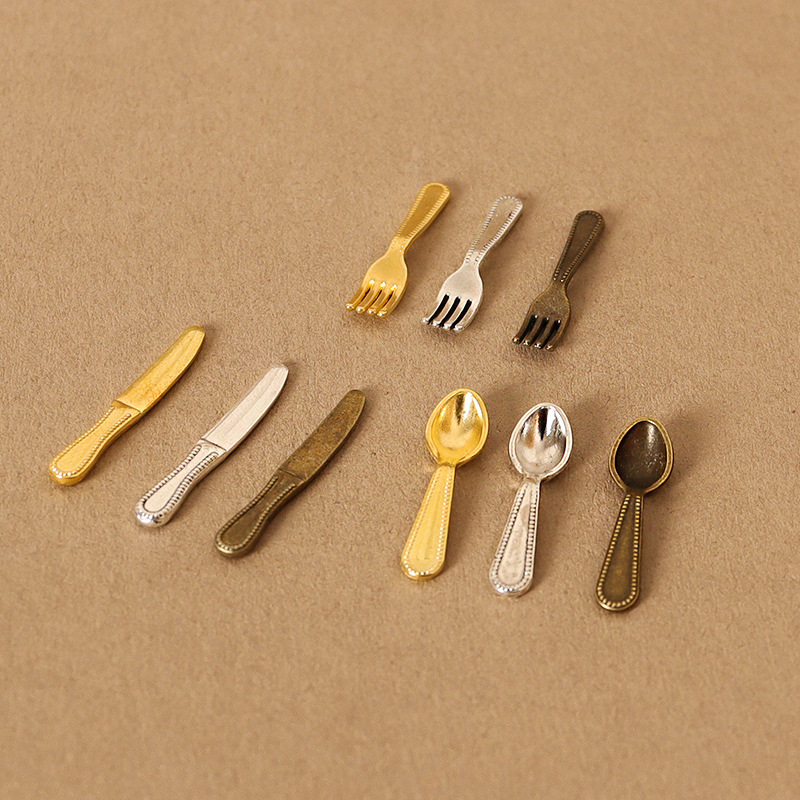 Dollhouse miniature classic knife, fork and spoon tableware simulation mini dollhouse scene model Decorative small ornaments Application Scenario