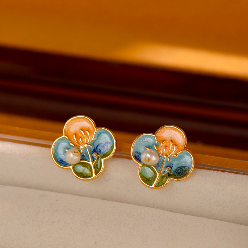 Hyacinth oil painting style four-leaf clover earrings for women, new Chinese flower, niche retro court style earrings, natural pearl stud earrings, Monet Garden pearl flower earrings details Picture