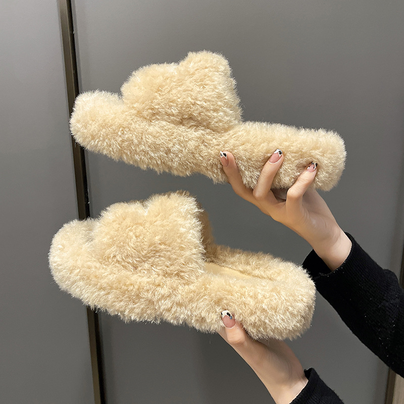 The 2024 new style of women's outerwear "MAO MAO Slippers" has become a popular online Red Cross frame. It's a trendy thick-soled home cotton drag made of lambskin details Picture