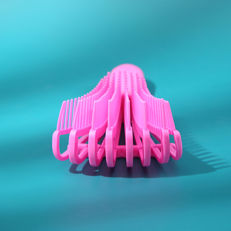 The factory supplies cute eight-claw combs for massaging the scalp and braiding. Various styles can be customized according to your needs Application Scenario