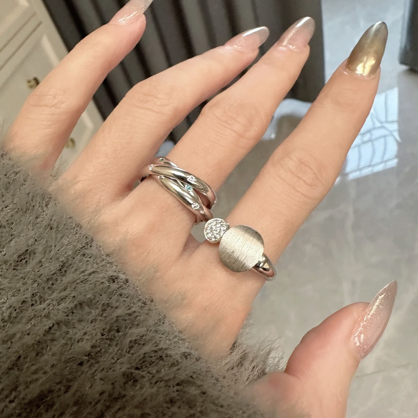 A light luxury, high-end diamond-encrusted oval brushed open ring with a sense of sophistication, a niche design, and a fashionable layer-and-wear new women's ring Specification image