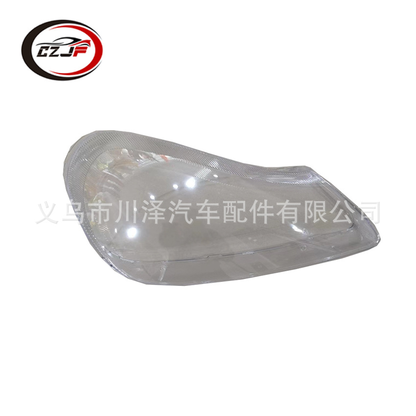 تطبيق تطبيق Headlamp Lens على غطاء مصابيح الكايان الكبيرة في بورش كايين في الفترة 2003-2007.