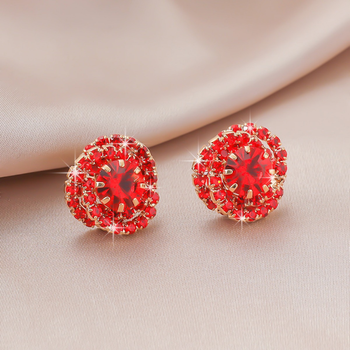 European and American cross-border earrings with a high-end feel. The delicate and small earrings are surrounded by zircon and welded copper claw chains and rhinocones Specification image