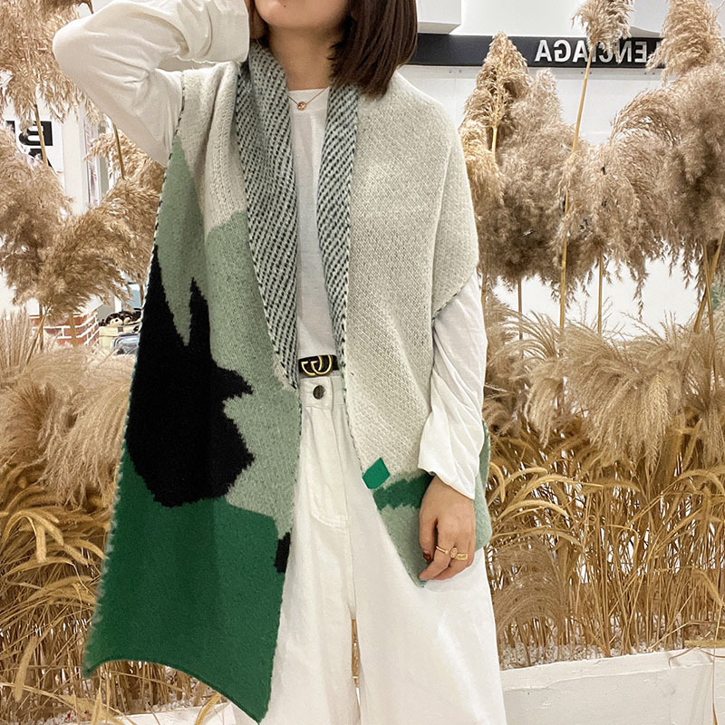 Geometric pattern wool scarf