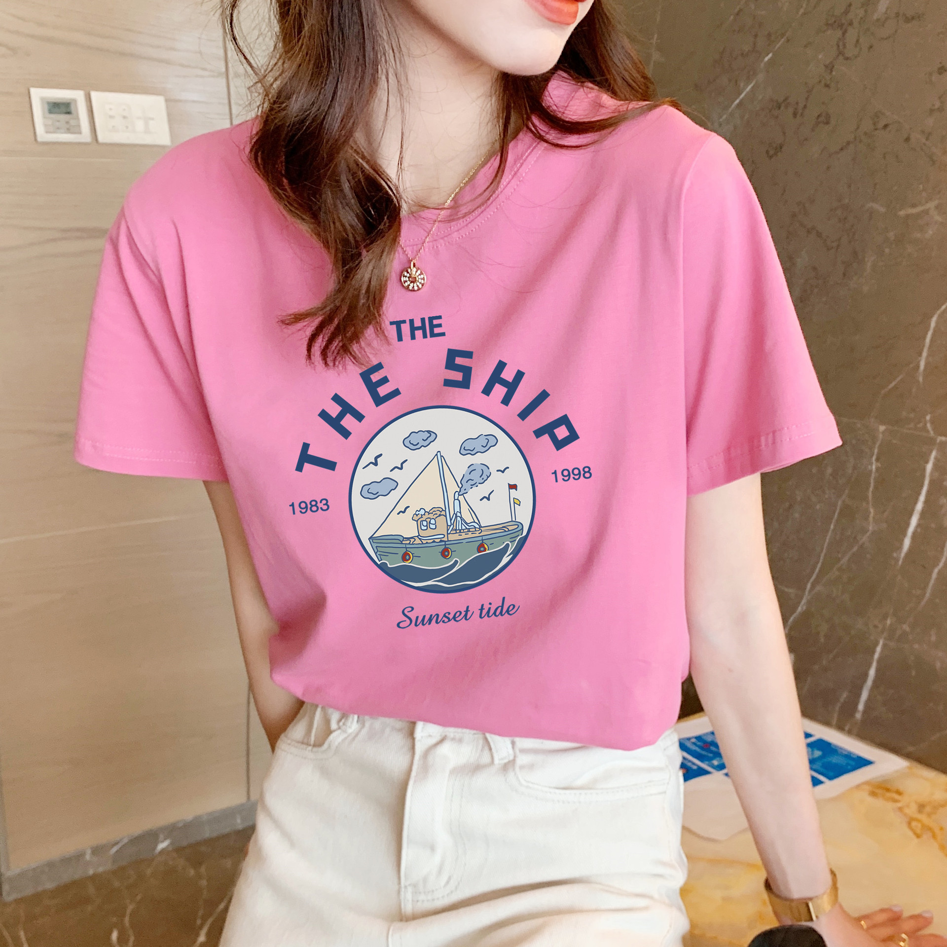 Diseño de nicho de verano blanco versátil suelto corto top mujer algodón manga corta camiseta slim legging