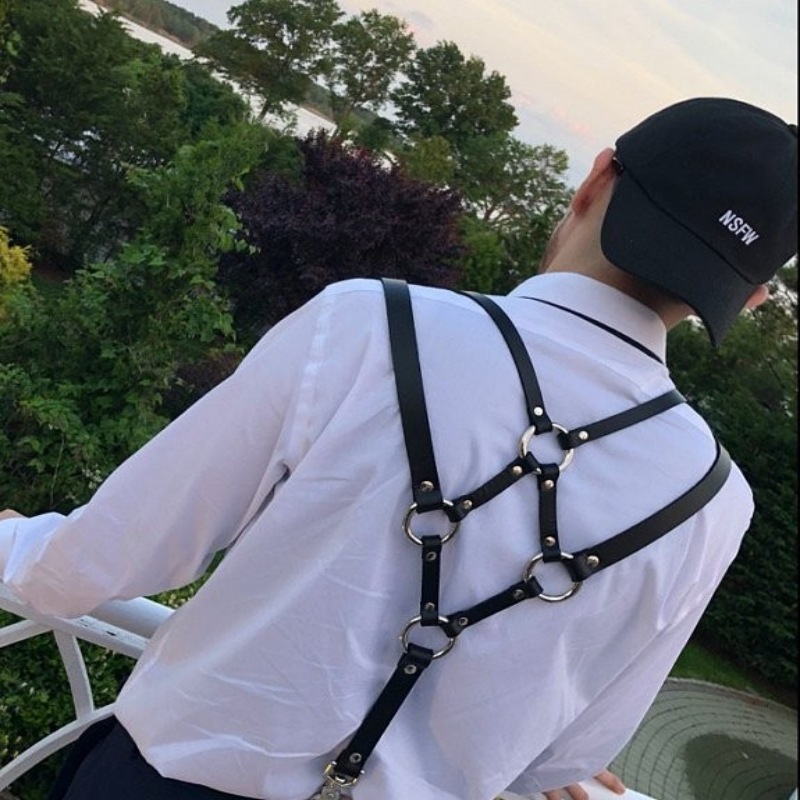 ويحمل المورد الخارجي سراويل طويلة مع سراويل رجالية، وقمصان ليث هارنيس