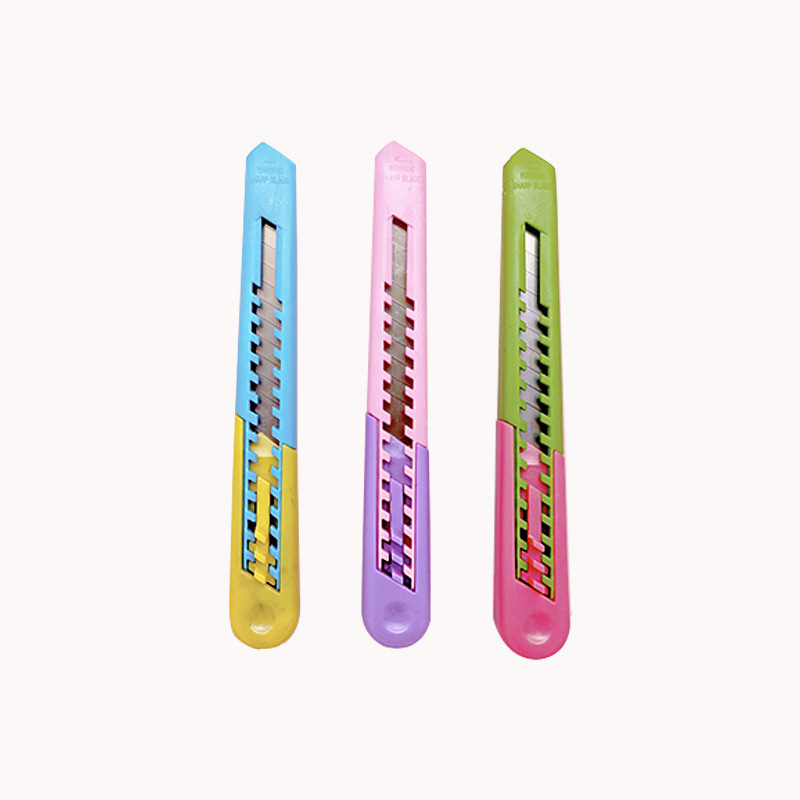 Factory direct supply of small color utility knives, stainless steel express delivery knives, student detachable journal knives, wallpaper knives Application Scenario
