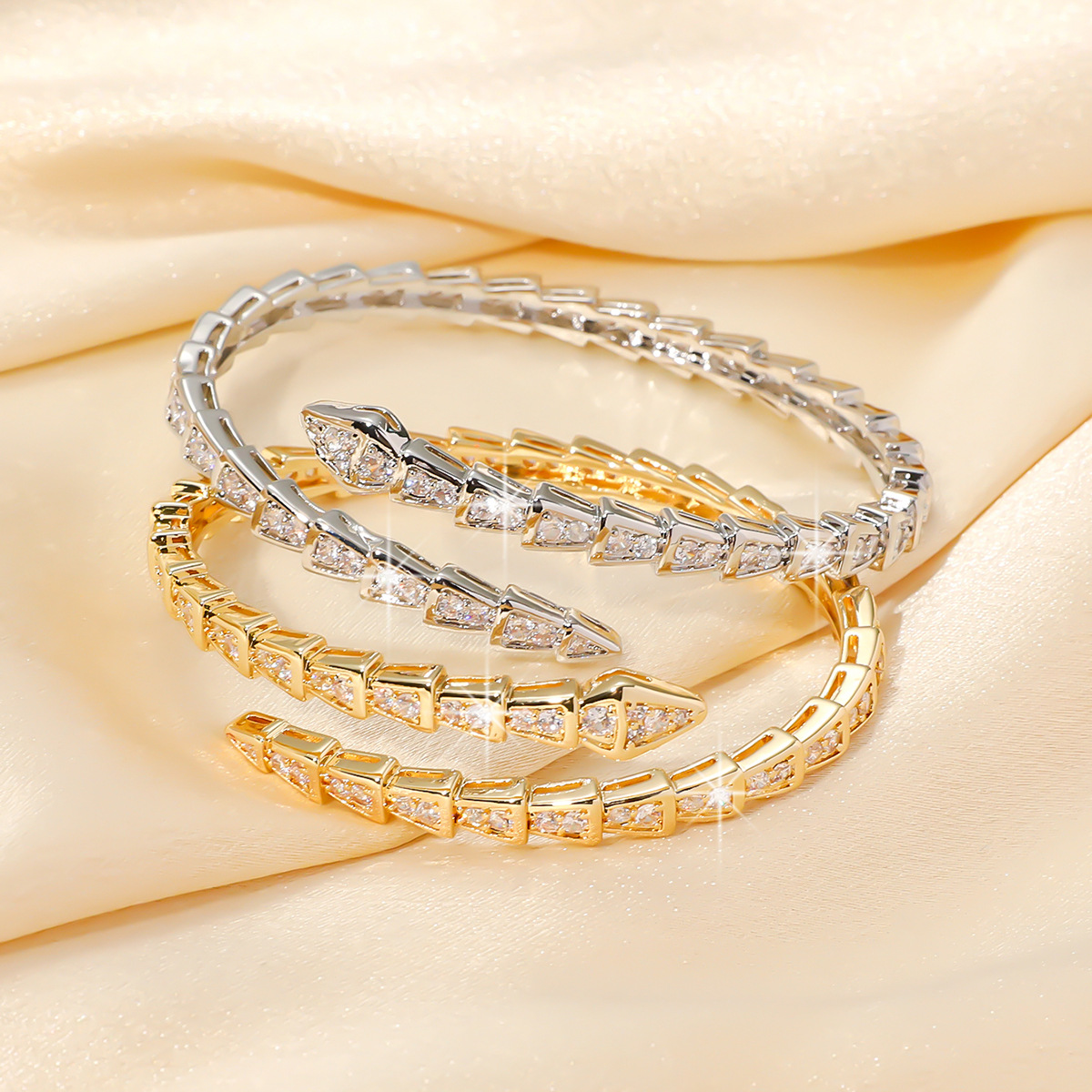 The ins zircon micro-inlaid bracelet, a niche design for women, is a simple and elegant pendant for a romantic couple