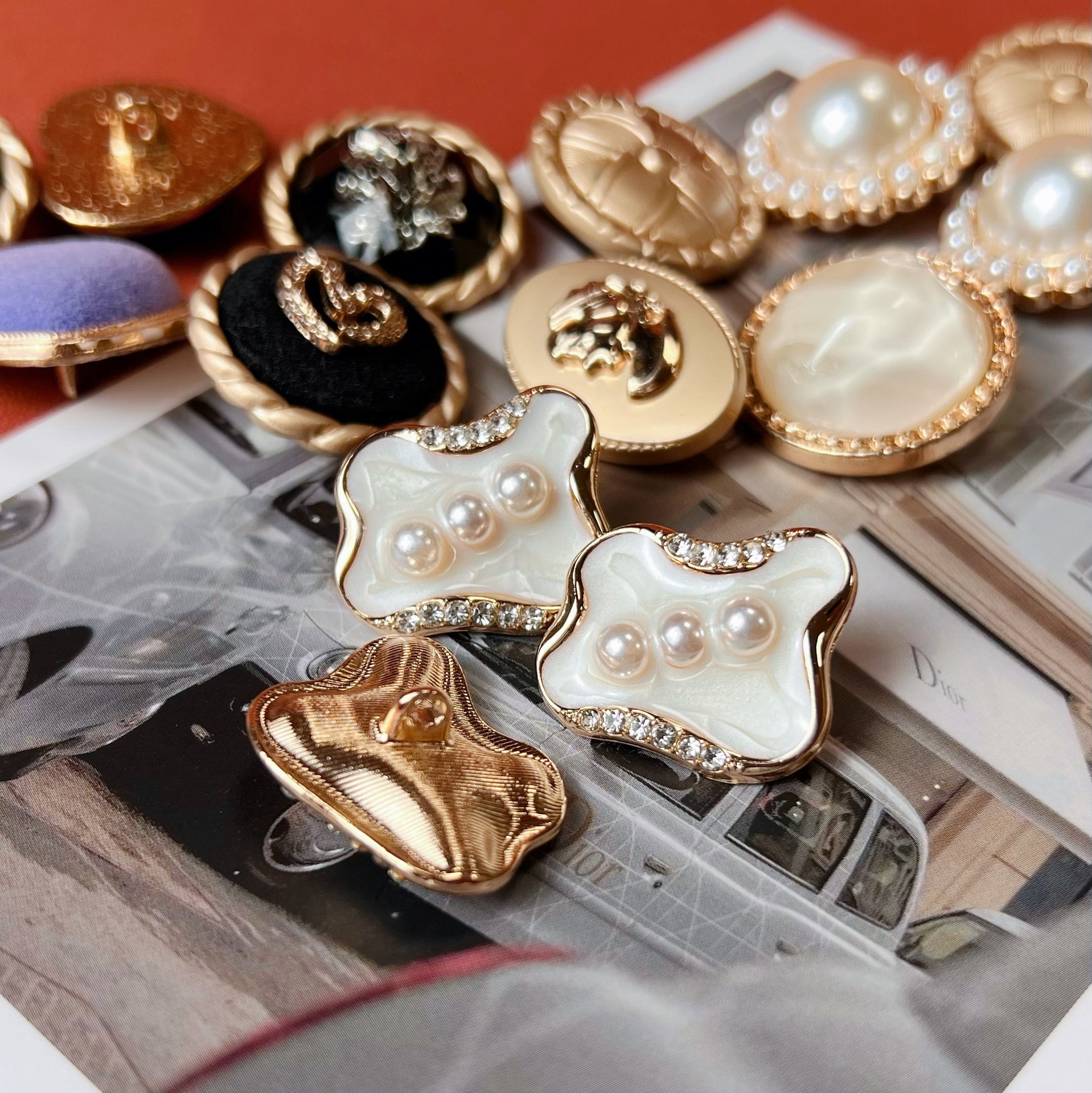Golden high-end metal buttons, small chanel-style buttons, heart-shaped pearl buttons, coat and suit buttons, sweater and shirt decorative buttons Specification image