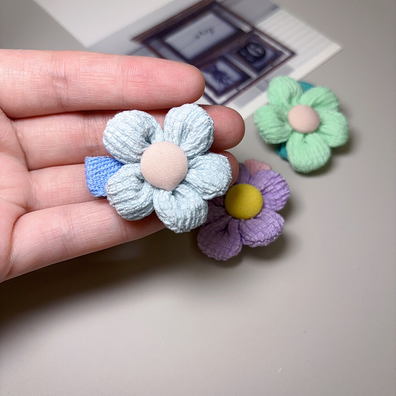 The new Korean version of the girl's pleated fabric five-petal flower headwear is fresh and cute, with colorful flower bangs and hair clips details Picture