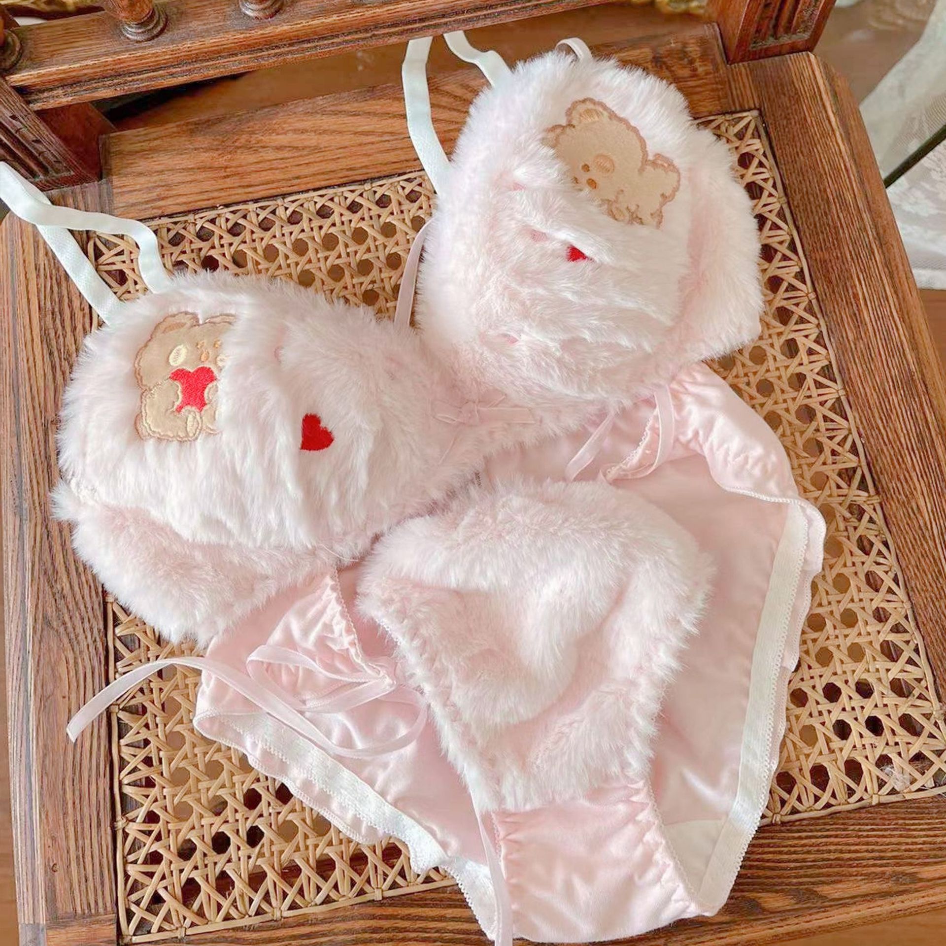 The lingerie is cute and sweet, with a plush bear print bra set for autumn and winter. It is pure and comfortable for students without underwire Item Picture