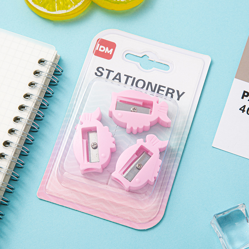 Cross-border direct supply of 3 packs single hole small fish pencil sharpener mini portable pencil sharpener manual cute student pencil sharpener Application Scenario