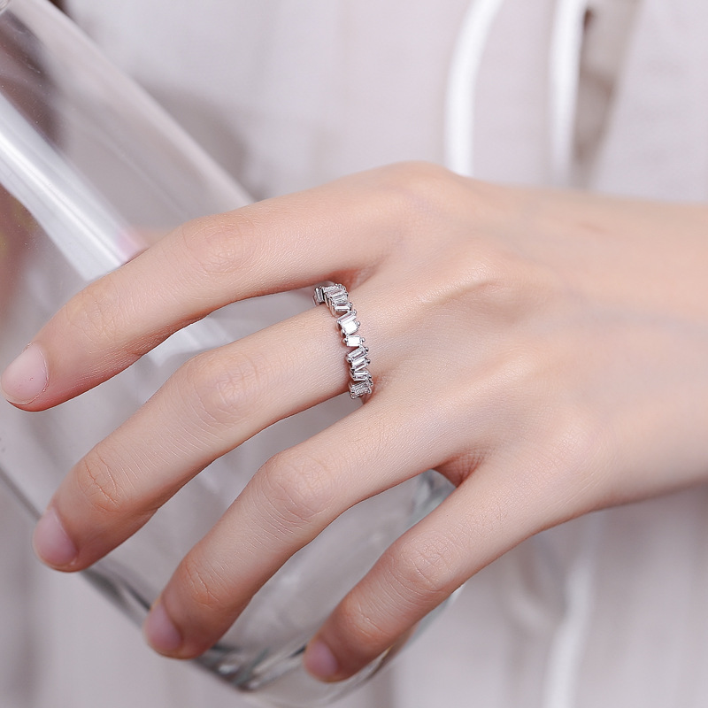 The New Kimoj Ring Features A Cold And Irregular Zircon Style. It Exudes A Light Luxury, Niche, Exquisite And High-End Feel. The Ring Is Fashionable And Individual Application Scenario