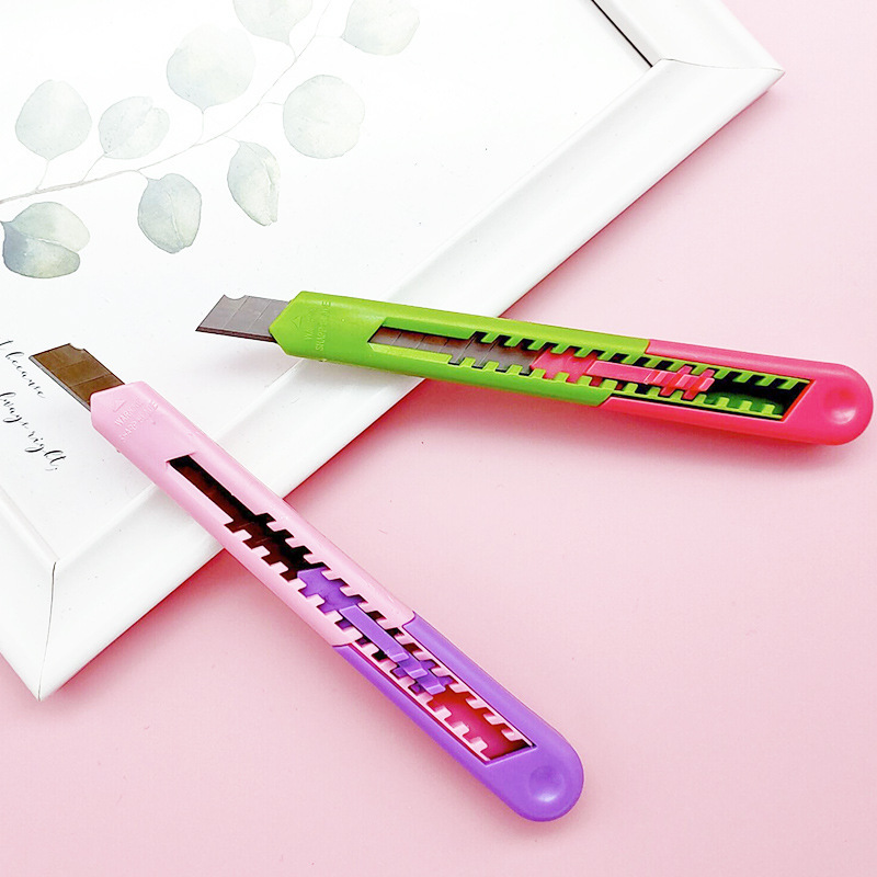 Factory direct supply of small color utility knives, stainless steel express delivery knives, student detachable journal knives, wallpaper knives details Picture