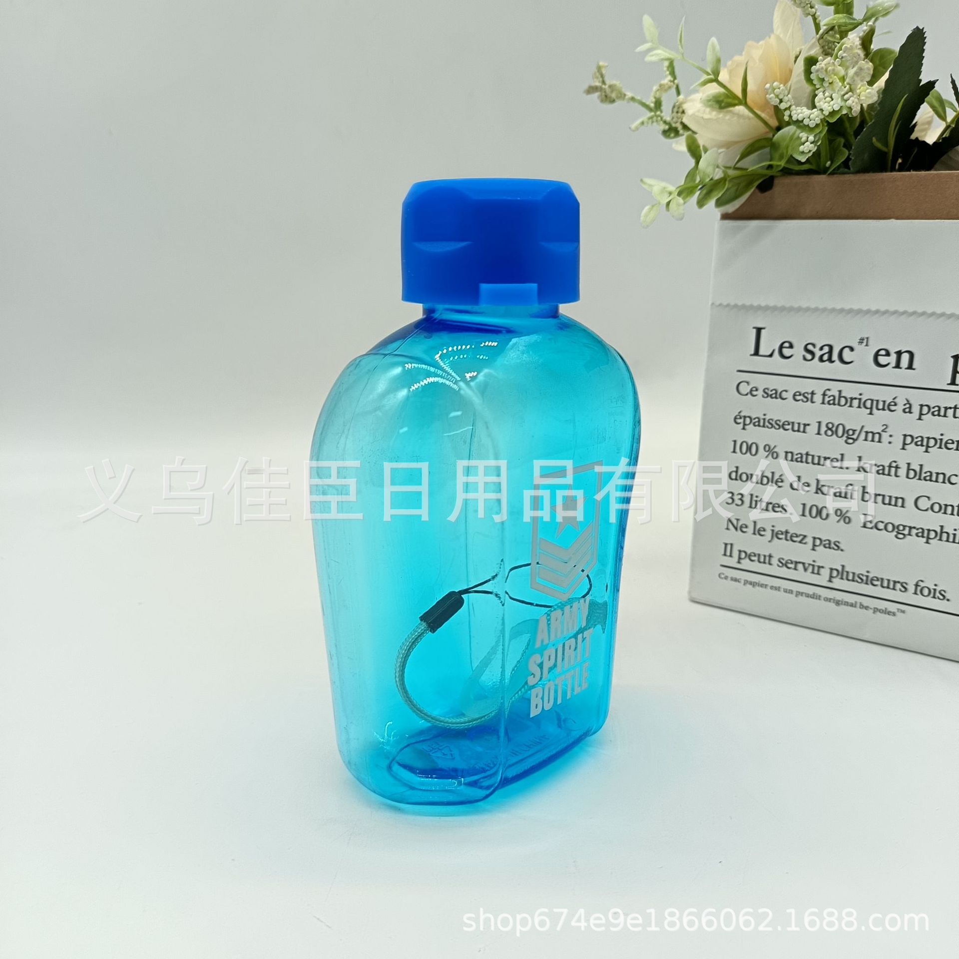 This minimalist flat water bottle is a portable plastic water cup for both male and female students. It is shockproof and can be carried by hand Specification drawing