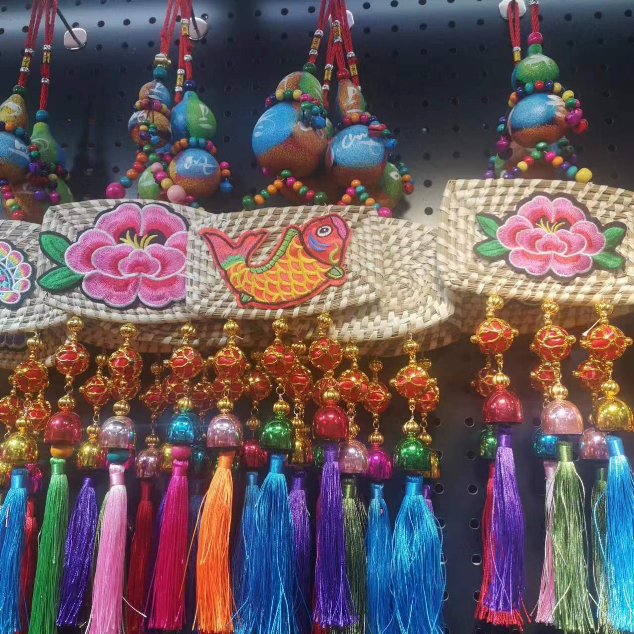 Yunnan Characteristic National Scenic Area Straw Woven Characteristic Home Creative Pendant Gift Crafts Souvenir Pendant Application Scenario