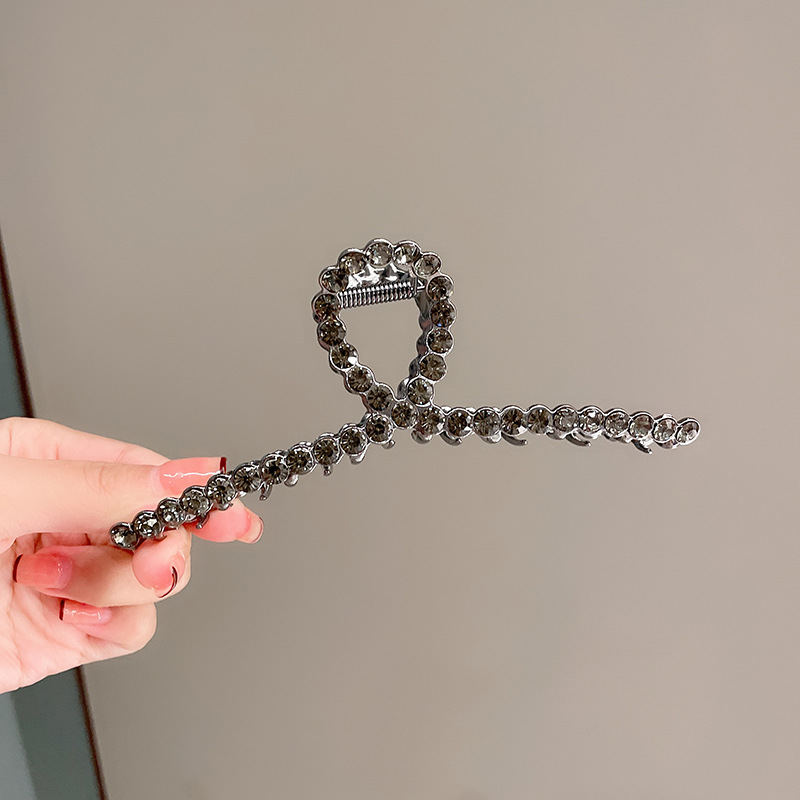 Extra-large 13cm hair clip with a generous volume. The back of the head is elegant and stylish. The obsidian dot diamond retro shark clip is perfect for women Specification image