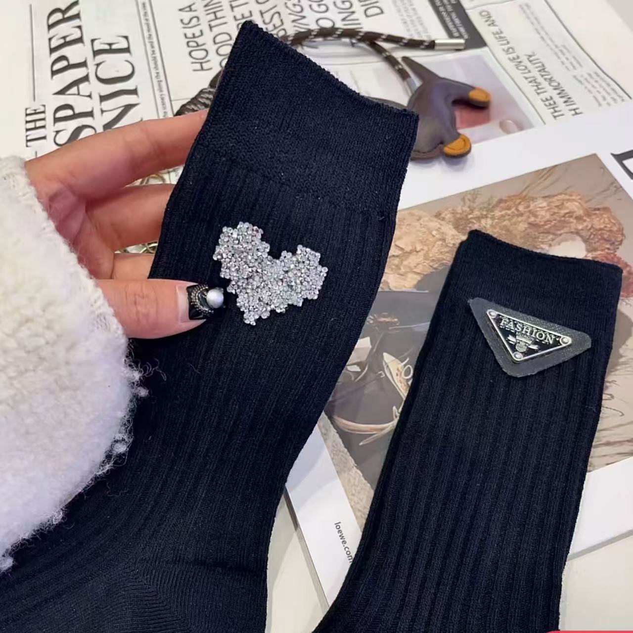 كما أن جوارب الجوارب هي عبارة عن جوارب حمراء وأسود مزخرفة بدبابيس مزخرفة بالجوارب الجلدية Item Picture
