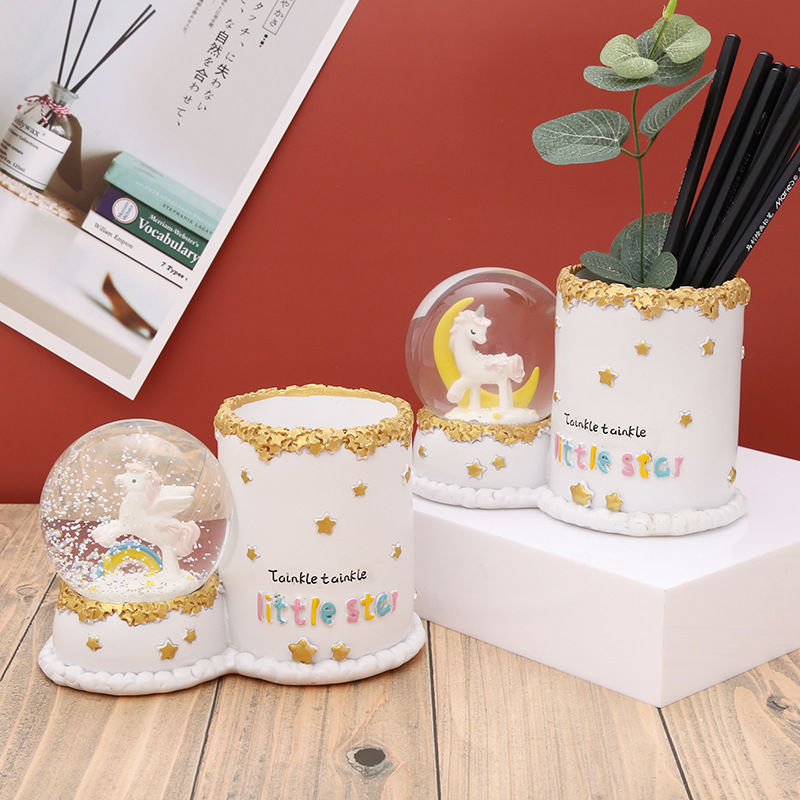 Creative Cartoon Crystal Ball Pen Holder Bear Resin Crafts Birthday Gift Office Home Desktop Stationery Decoration Application Scenario