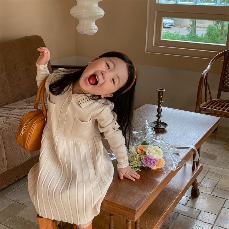 The 2022 autumn Korean-style knitted dress for girls, the stylish woolen dress for little kids, and the long-sleeved princess dress for girls
