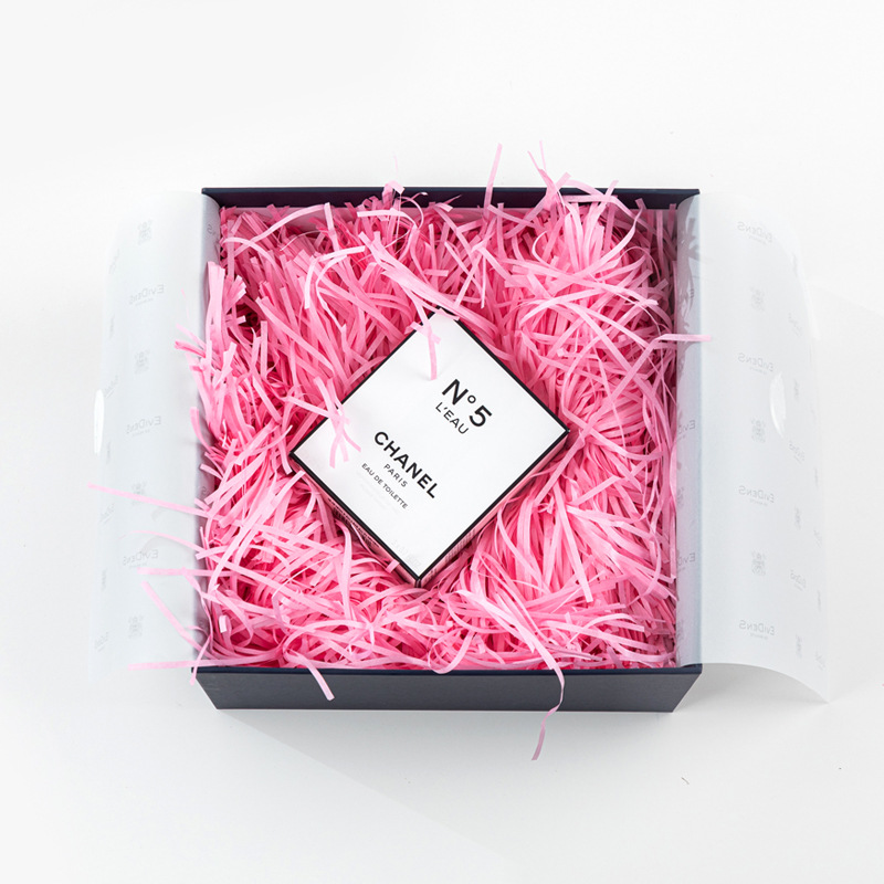 The manufacturer wholesals whole packages of raffia grass, bulk shredded paper, gift boxes, souvenirs, and paper scraps. Each package is 500g Application Scenario