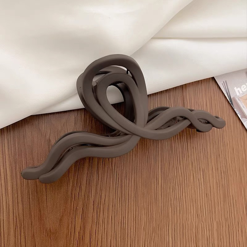 Large Maillard lines for women 2024, new high-end look, back of the head hair shark clip, hair clip, hair accessory clip Application Scenario