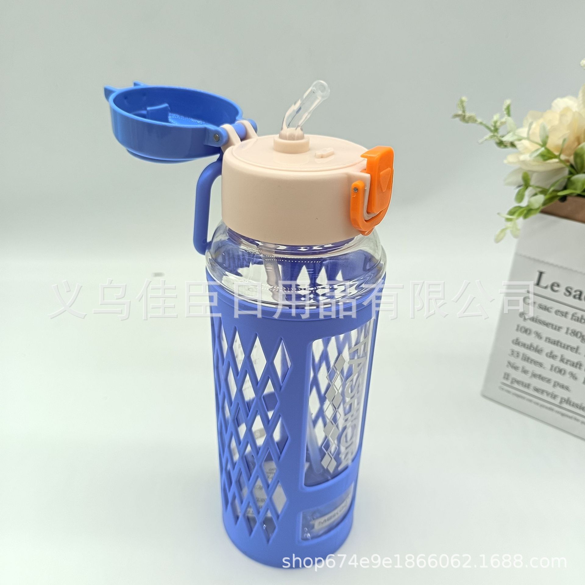 Hand-held space cup with heat insulation cover, anti-drop water bottle, student and office worker drinking cup, wholesale for foreign trade, sports water bottle Application Scenario