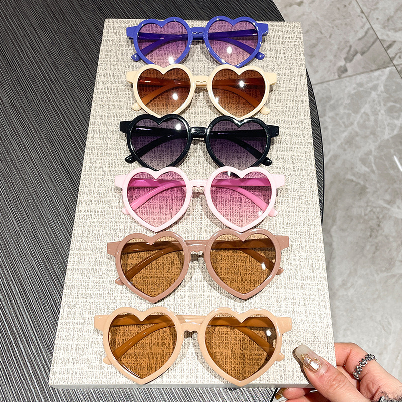 Wholesale of heart-shaped children's glasses for boys and girls, featuring cute sun protection and UV protection on Instagram details Picture