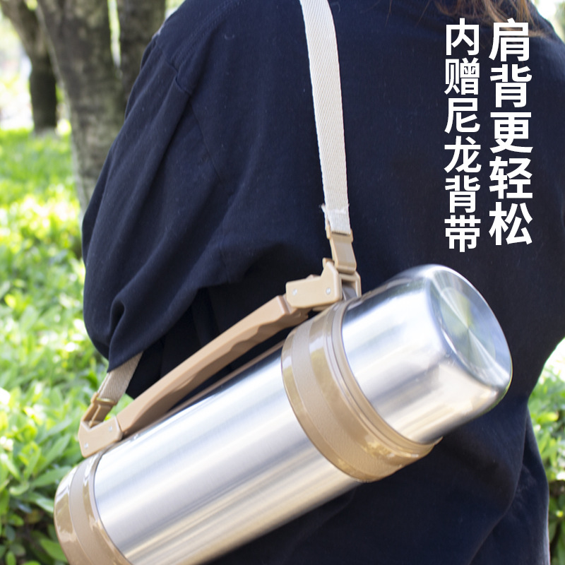 304 stainless steel insulated cup, portable handle vacuum travel kettle, outdoor large-capacity sports water kettle Application Scenario