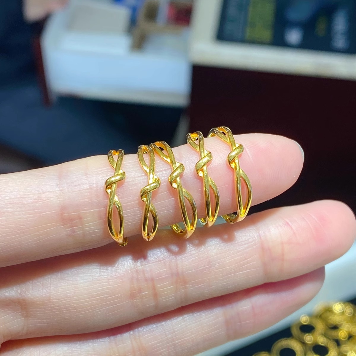 Fashionable knotted ring, Mobius strip for women, titanium steel plain ring, love endless entanglement, simple and versatile knot ring