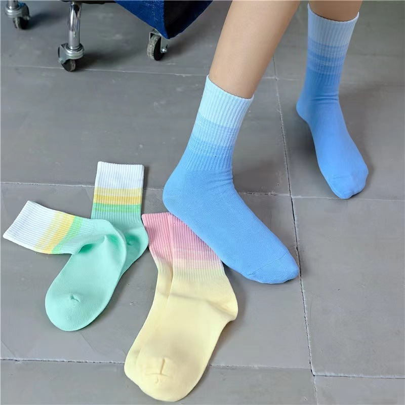 Zhuji socks gradient color sports socks for women spring and autumn, ins trendy cotton internet-famous Japanese couple autumn and winter mid-calf socks Application Scenario