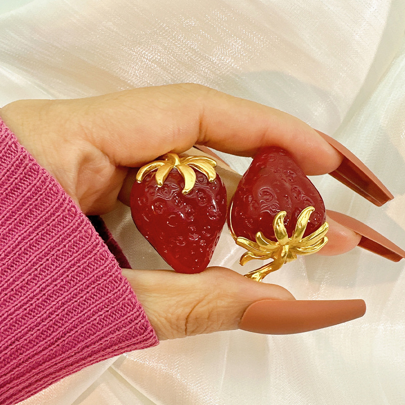 红色草莓轻奢产品图