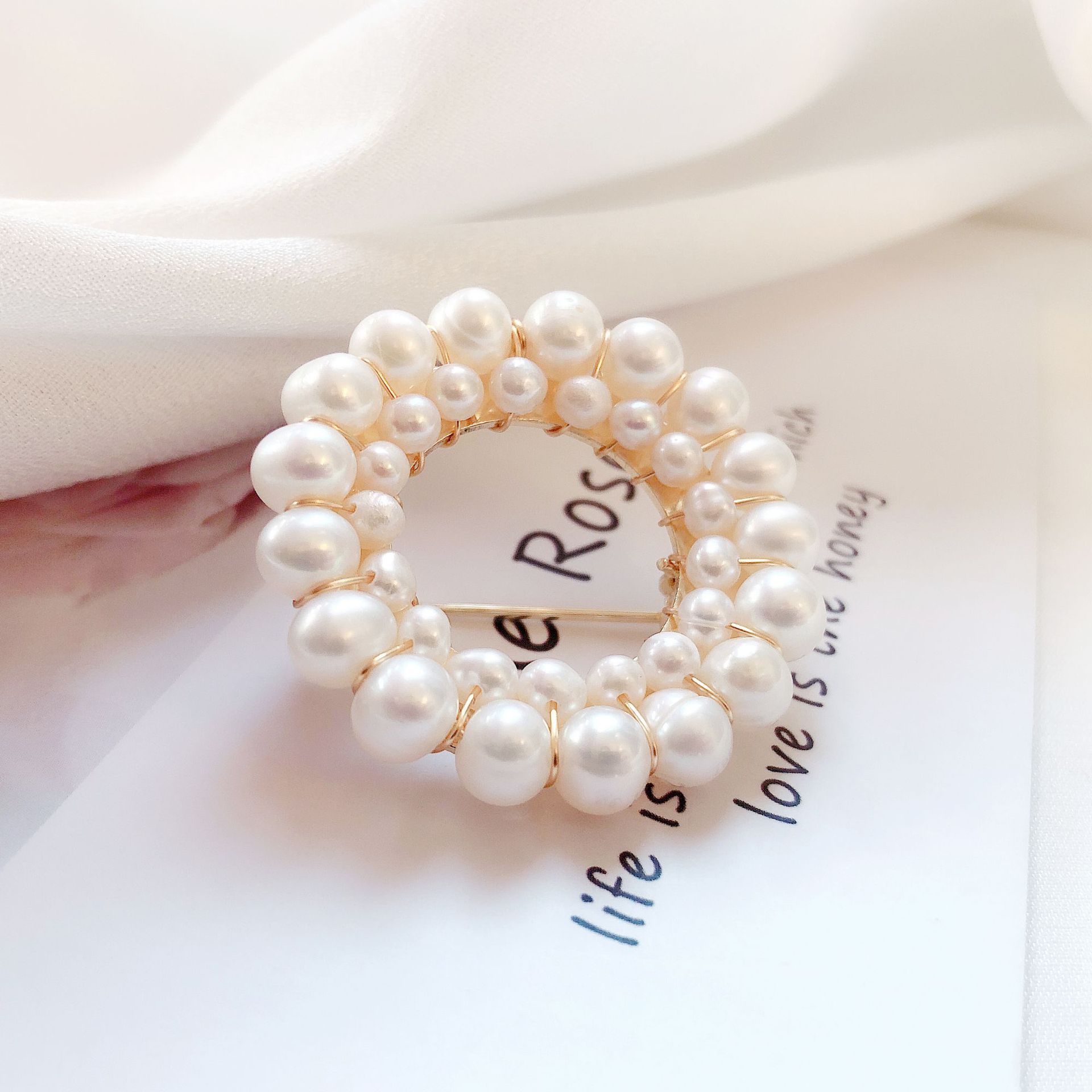 Broche de perlas de moda simple doble forma de anillo personalidad simple se puede combinar con todo tipo de ropa alta clase y elegante Application Scenario