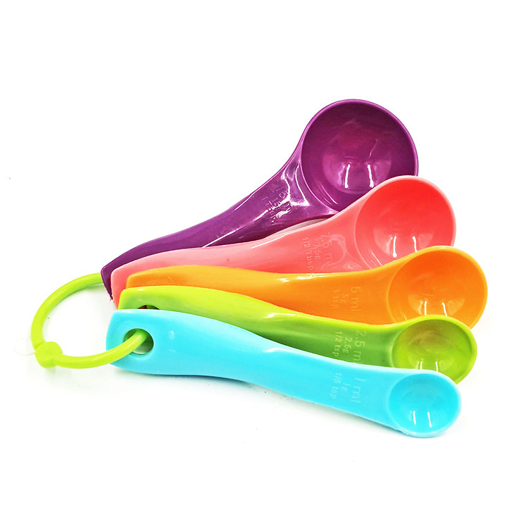 A set of 5 plastic graduated color measuring spoons Item Picture