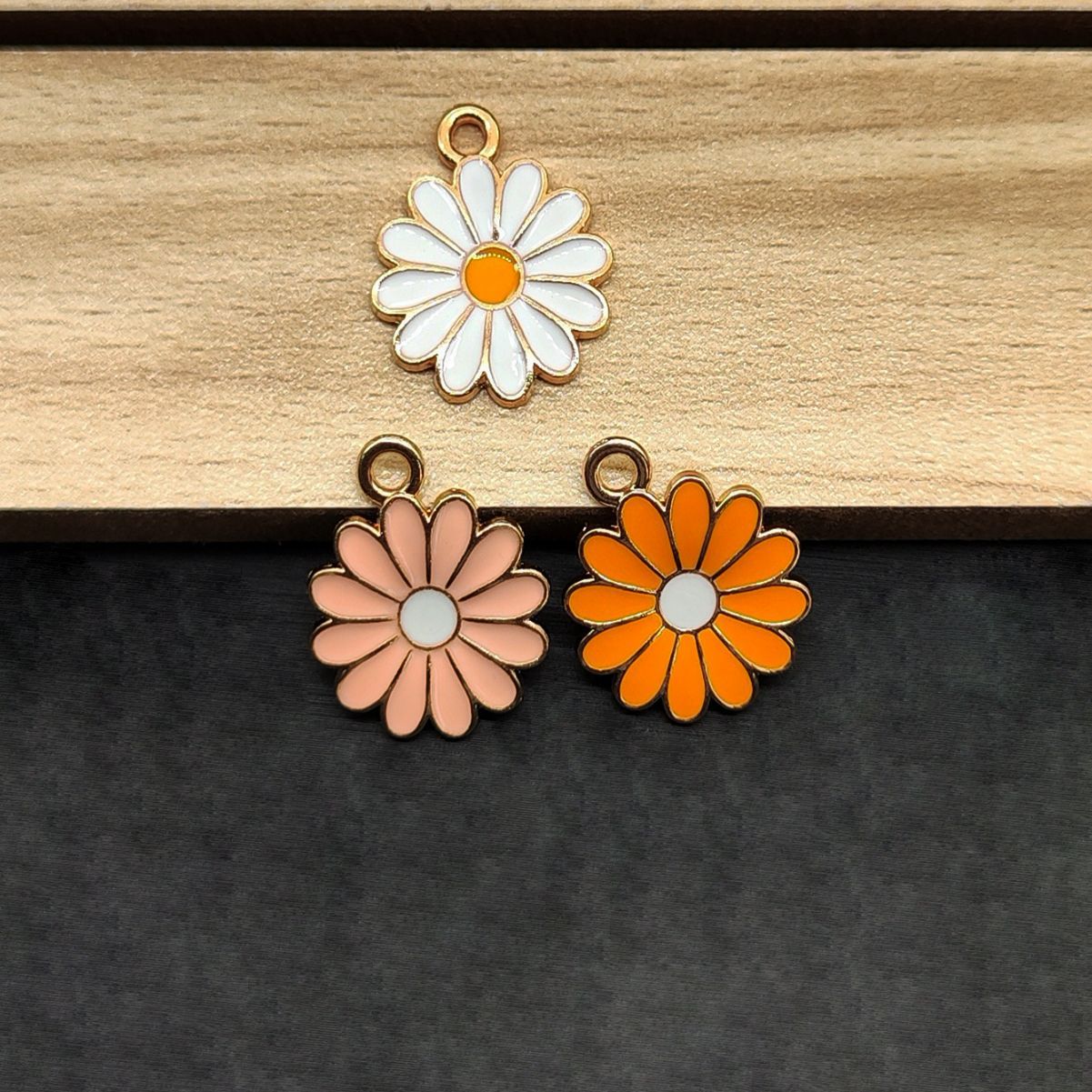 Zinc alloy small chrysanthemum pendants, DIY keychains, pendants, accessories, earrings, pendants are in stock and available for wholesale