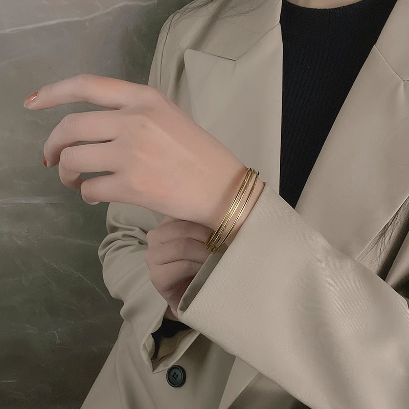 Three Lives and Three Worlds Bracelet, a fashionable and versatile wristband for women, Korean version, trendy titanium steel, non-fading, golden jewelry, simple and light luxury Application Scenario